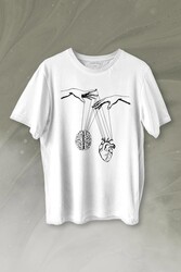 Asılan Kalp Ve Beyin Aşk Akıl Mantık Minimal Baskılı Tişört Unisex T-shirt - 1