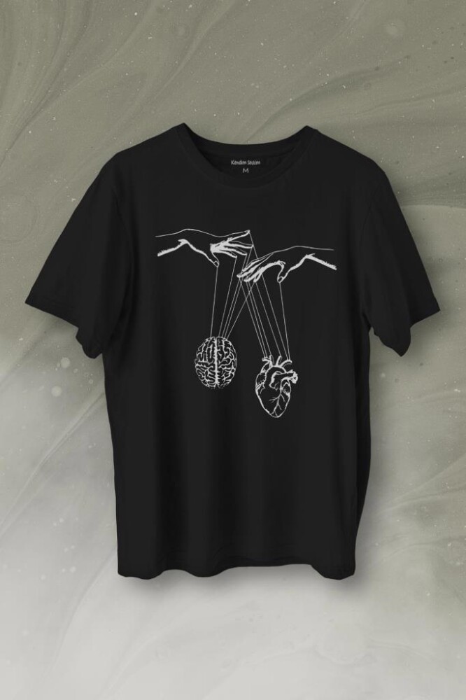 Asılan Kalp Ve Beyin Aşk Akıl Mantık Minimal Baskılı Tişört Unisex T-Shirt - 1