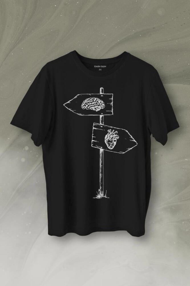 Asılan Kalp Ve Beyin Aşk Akıl Mantık Ters Yön Baskılı Tişört Unisex T-Shirt - 1