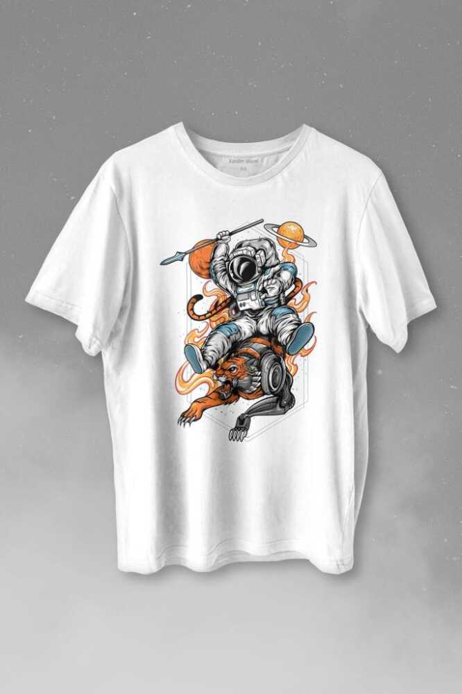 Aslan Üstünde Mızraklı Savaşçı Astronot Uzay Baskılı Tişört Unisex T-shirt - 1