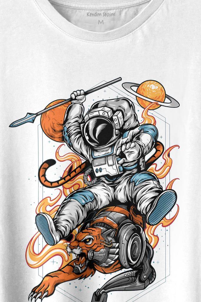 Aslan Üstünde Mızraklı Savaşçı Astronot Uzay Baskılı Tişört Unisex T-shirt (1)