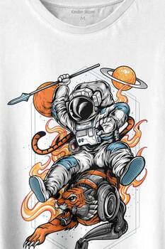 Aslan Üstünde Mızraklı Savaşçı Astronot Uzay Baskılı Tişört Unisex T-shirt - 2