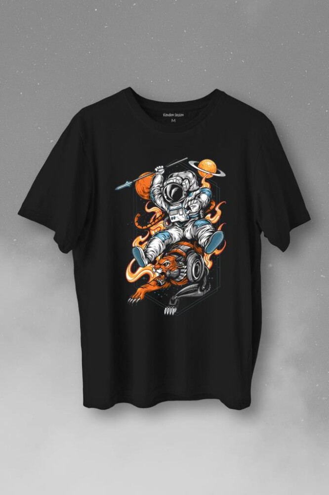 Aslan Üstünde Mızraklı Savaşçı Astronot Uzay Baskılı Tişört Unisex T-Shirt - KENDİM SEÇTİM