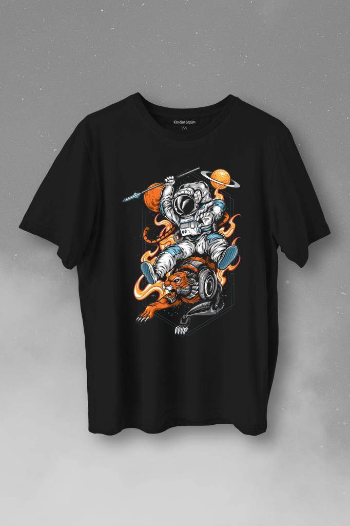 Aslan Üstünde Mızraklı Savaşçı Astronot Uzay Baskılı Tişört Unisex T-Shirt - 1