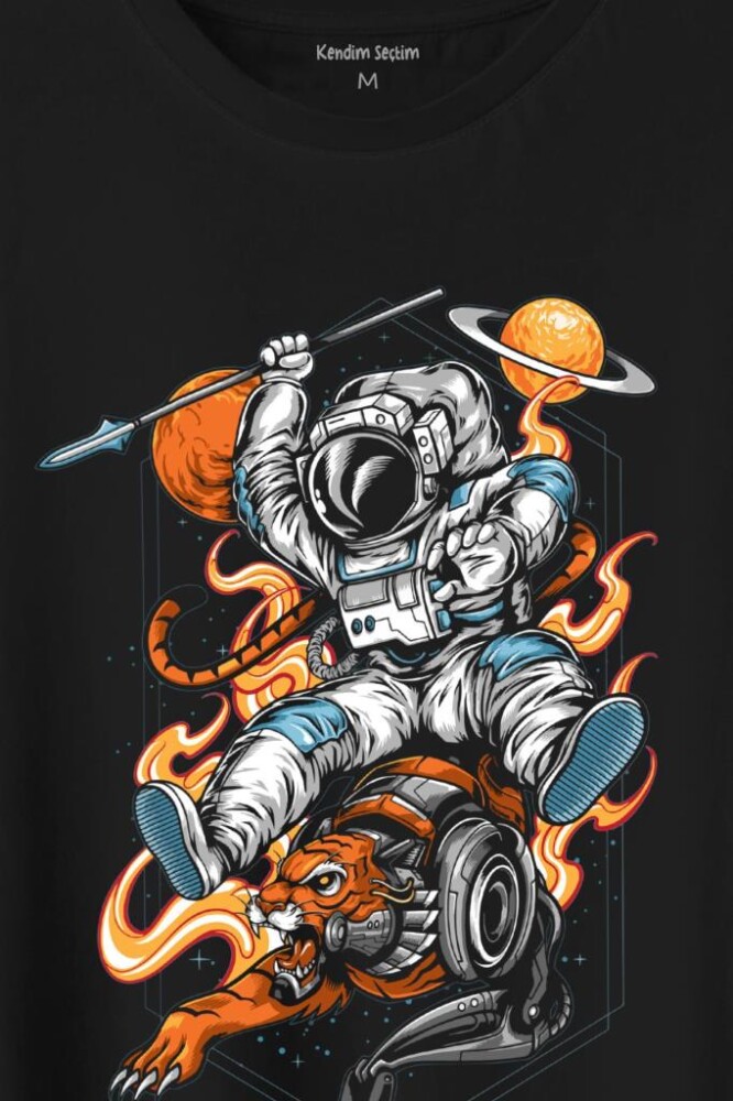 Aslan Üstünde Mızraklı Savaşçı Astronot Uzay Baskılı Tişört Unisex T-Shirt - 2