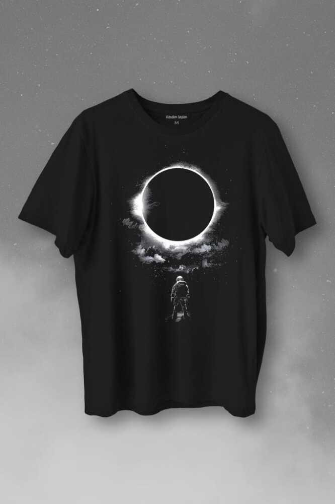 Ay Üzerinde Kara Delik Dünyaya Abkan Astronot Cosmos Baskılı Tişört Unisex T-Shirt - 1