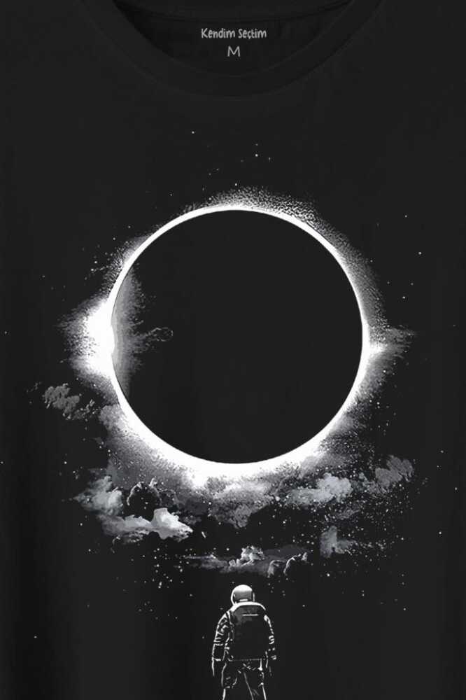 Ay Üzerinde Kara Delik Dünyaya Abkan Astronot Cosmos Baskılı Tişört Unisex T-Shirt - 2