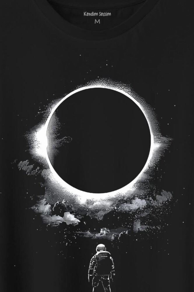 Ay Üzerinde Kara Delik Dünyaya Abkan Astronot Cosmos Baskılı Tişört Unisex T-Shirt (1)