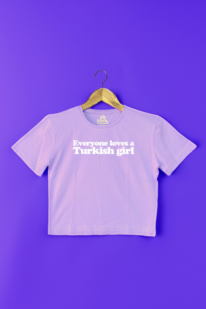Crop T-shirt Everyone Loves A Turkish Girl Baskılı Lila Kadın Tişört - So Cool