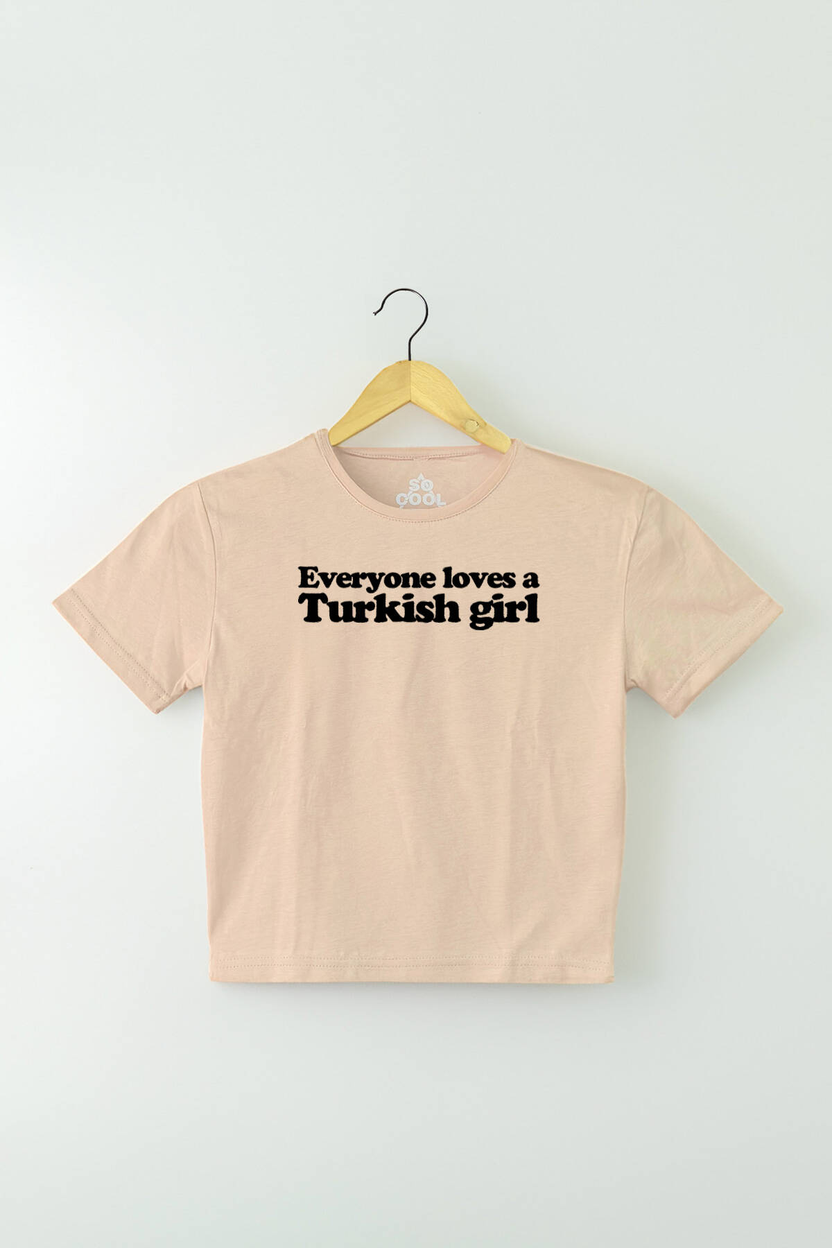 Everyone Loves A Turkish Girl Baskılı Bej Kadın Crop T-shirt - 1