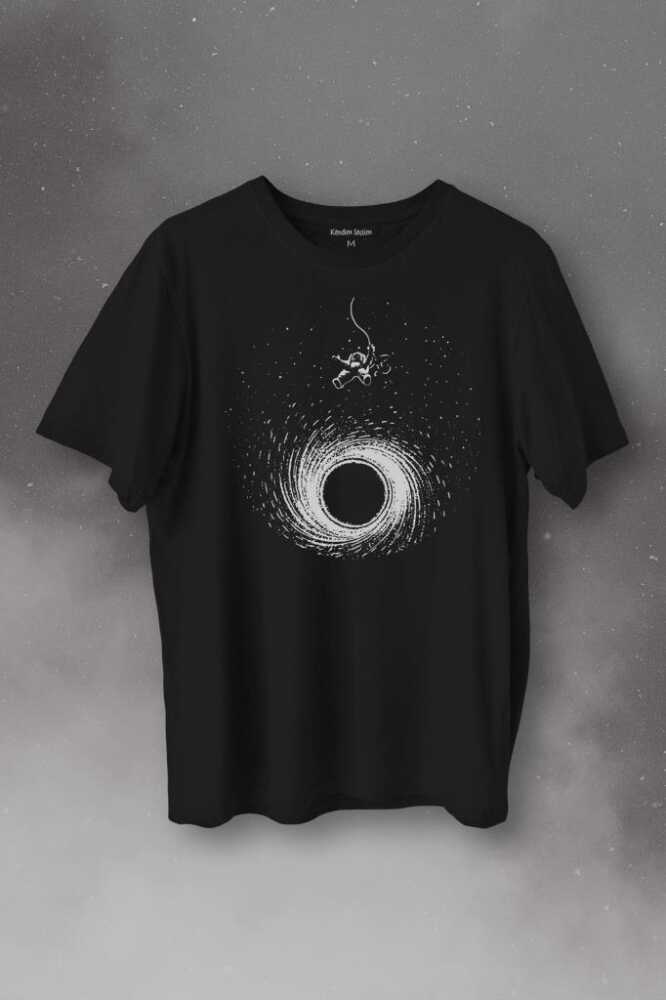 Kara Delik Üstünde SAlinan Astronot Uzay Karadelik Baskılı Tişört Unisex T-Shirt - 1