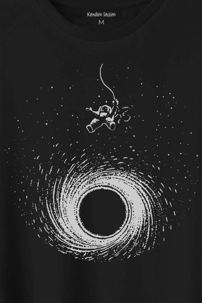 Kara Delik Üstünde SAlinan Astronot Uzay Karadelik Baskılı Tişört Unisex T-Shirt (1)