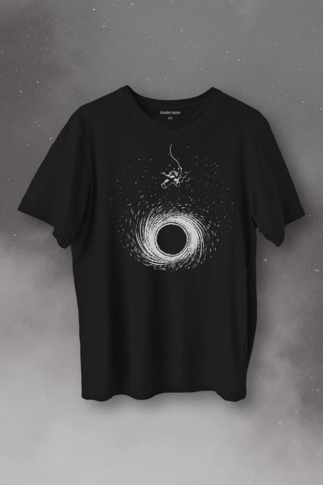 Kara Delik Üstünde SAlinan Astronot Uzay Karadelik Baskılı Tişört Unisex T-Shirt - 1