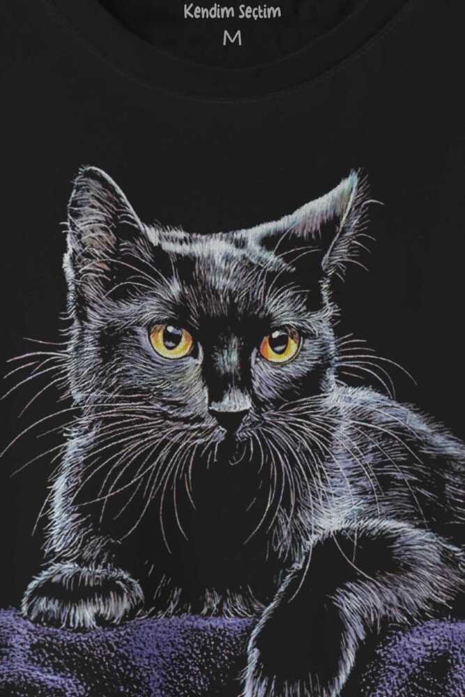Mor Battaniye Üstünde Uzanan Sevimli Kedi Black Cat Baskılı Tişört Unisex T-shirt - 2