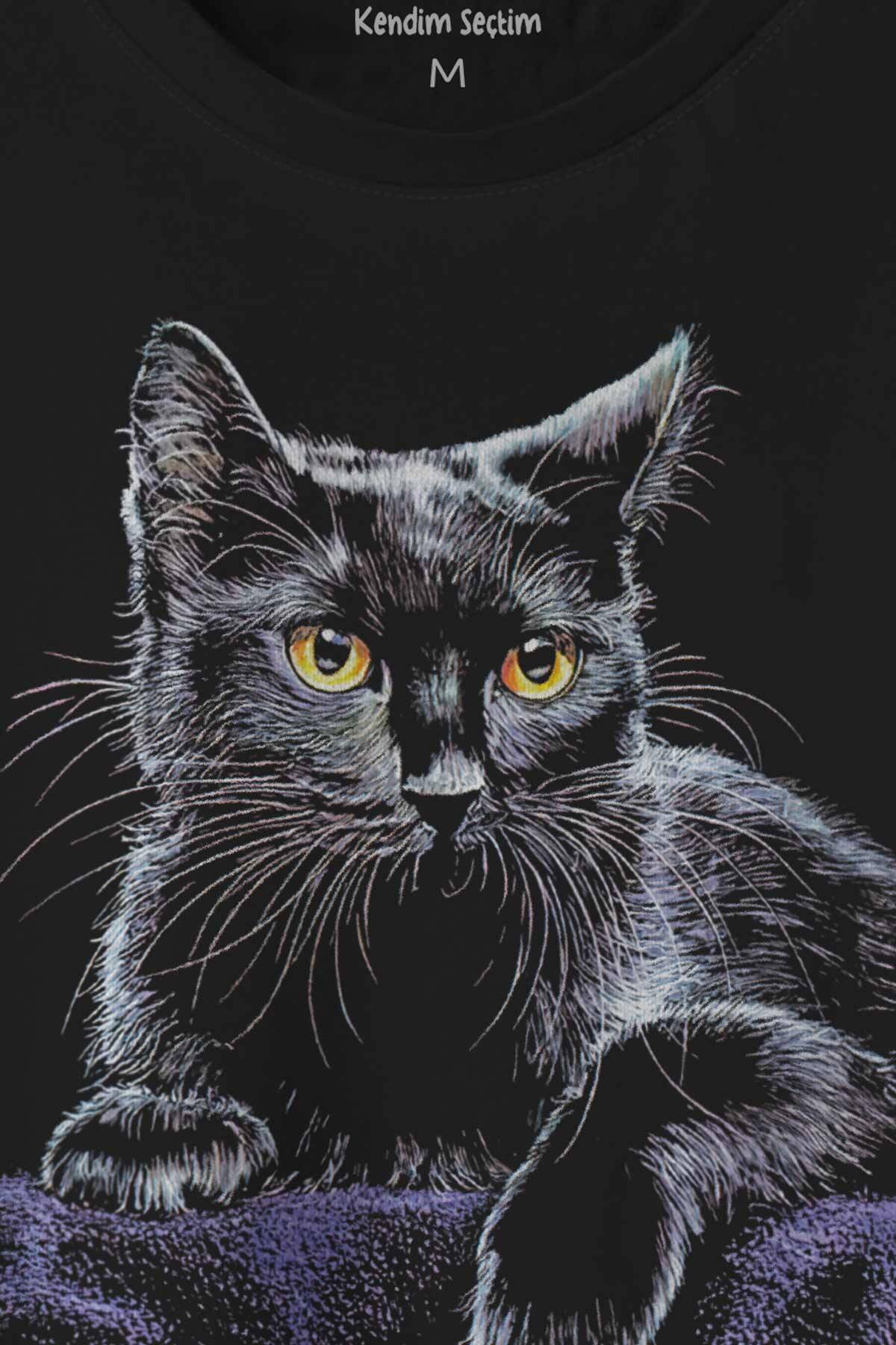 Mor Battaniye Üstünde Uzanan Sevimli Kedi Black Cat Baskılı Tişört Unisex T-shirt (1)