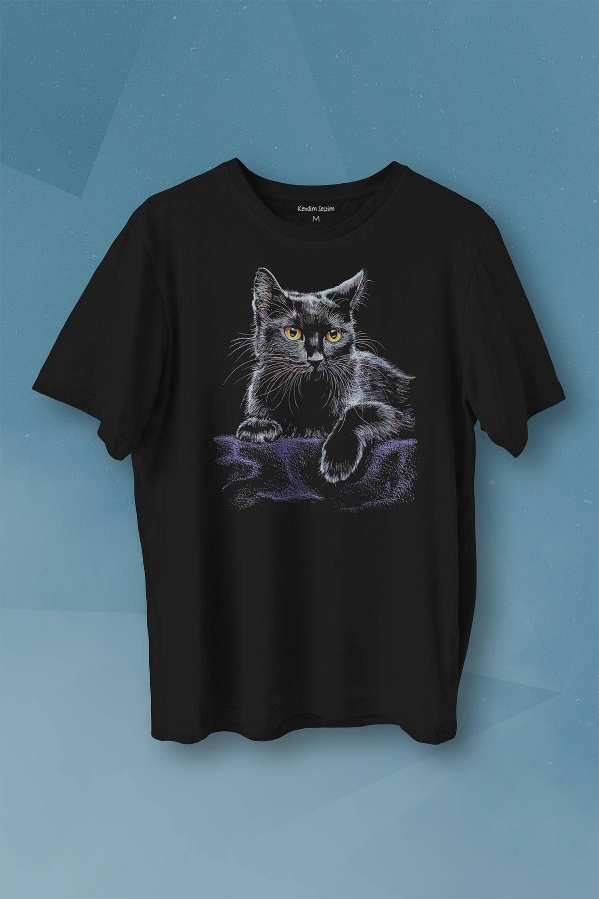 Mor Battaniye Üstünde Uzanan Sevimli Kedi Black Cat Baskılı Tişört Unisex T-shirt - 1