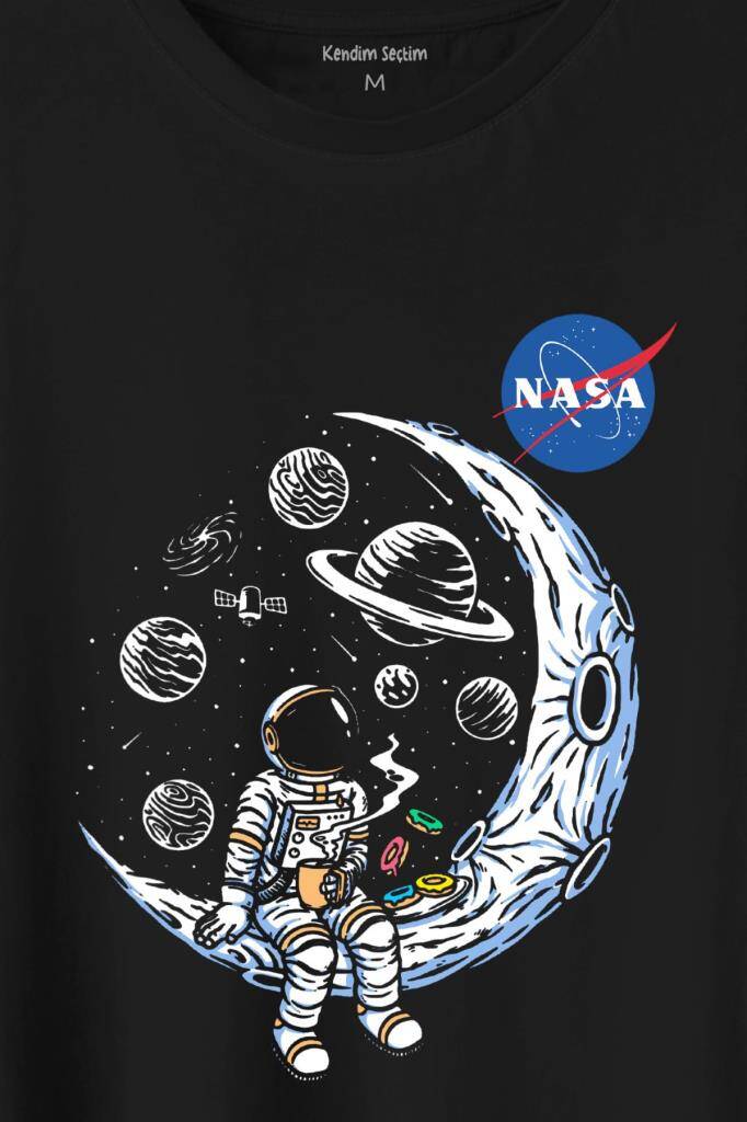 Nasa Logolu Ay Ayda Donut Yiyen Astronot Drinkin Coffee Baskılı Tişört Unisex T-Shirt (1)
