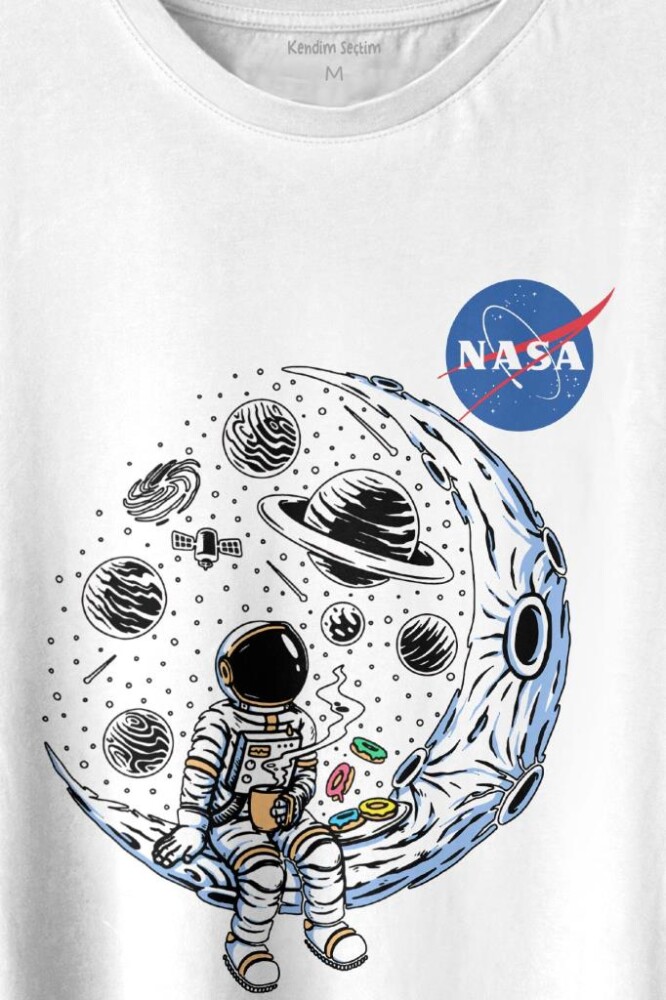 Nasa Logolu Ay Ayda Donut Yiyen Astronot Drinkin Coffee Baskılı Tişört Unisex T-shirt - 2