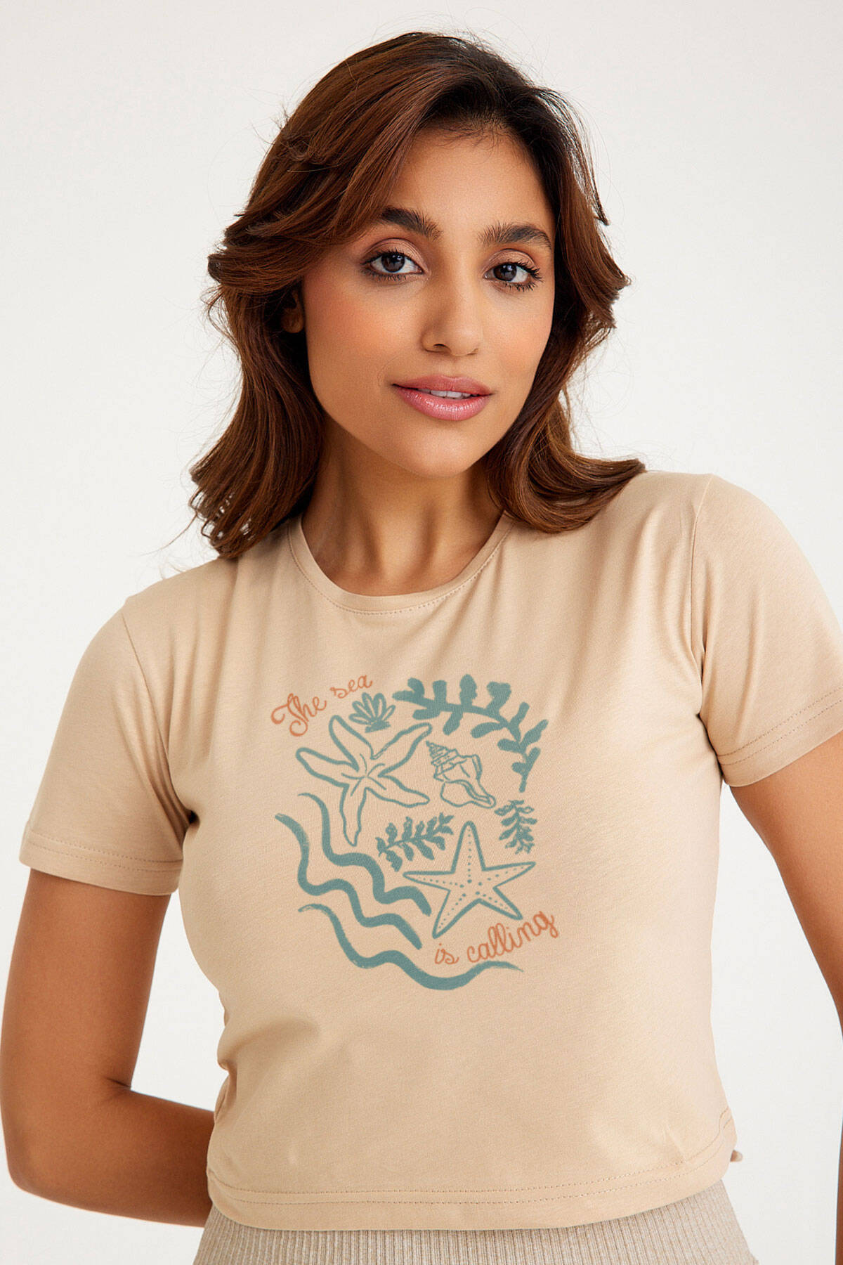 The Sea is Calling Summer Vibe Deniz Güneş Kum Yaz Kadın Tişört Kısa Kollu T-shirt Bej Crop Top