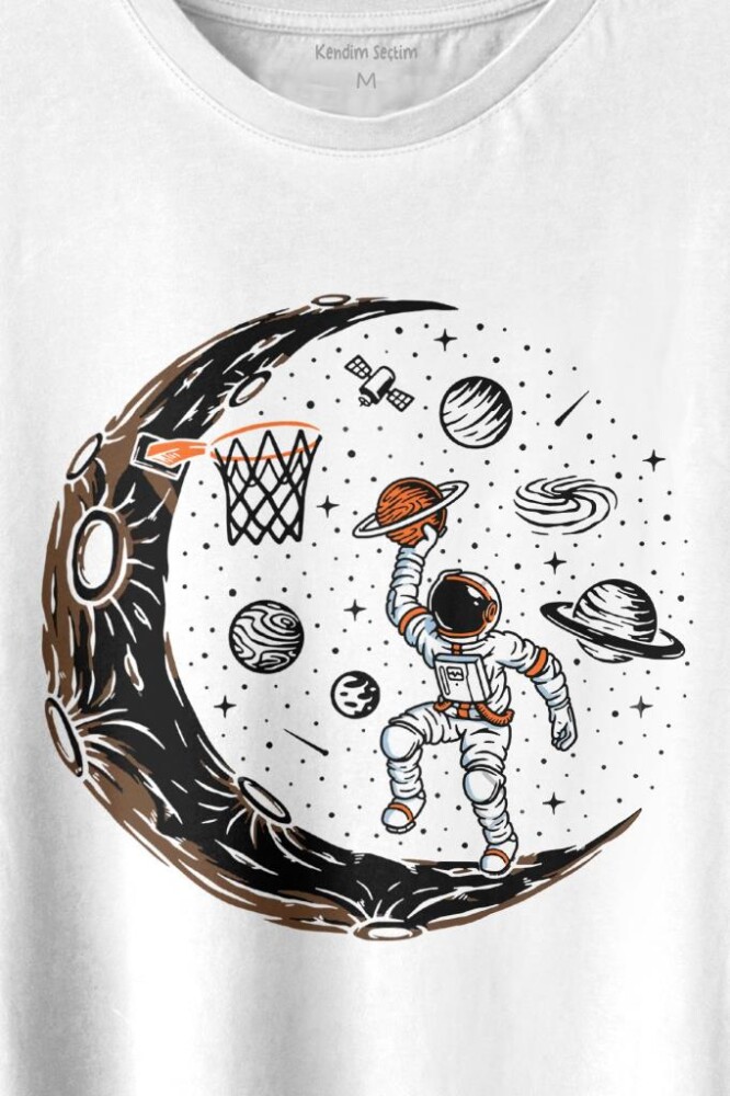 Uzayda Ayda Satürn Gezegeni Yanında Basketbol Oynayan Astronot Baskılı Tişört Unisex T-shirt - 2