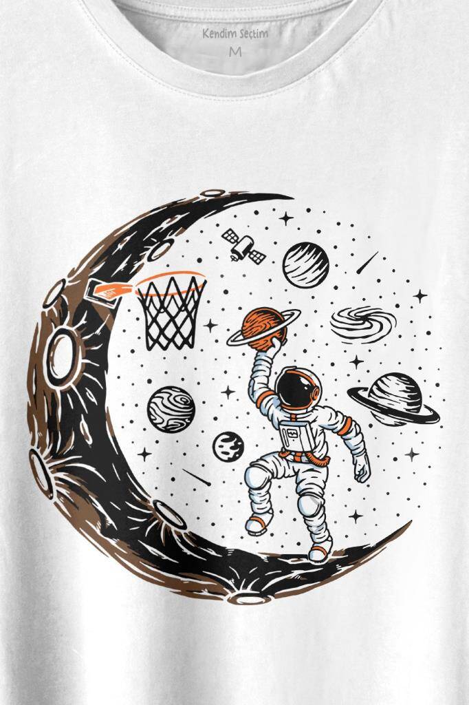 Uzayda Ayda Satürn Gezegeni Yanında Basketbol Oynayan Astronot Baskılı Tişört Unisex T-shirt (1)
