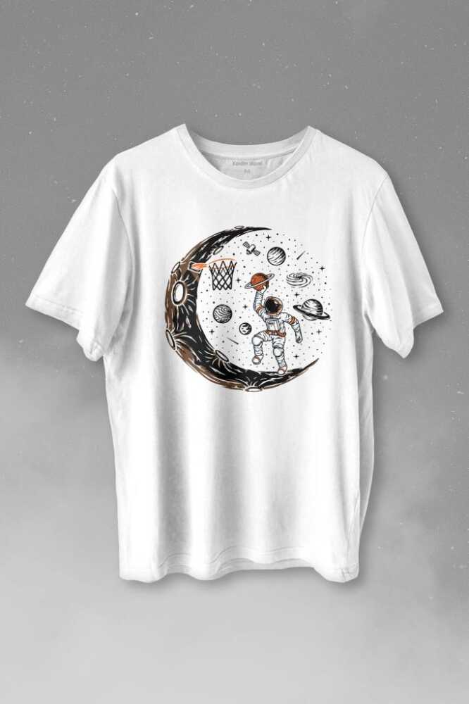 Uzayda Ayda Satürn Gezegeni Yanında Basketbol Oynayan Astronot Baskılı Tişört Unisex T-shirt