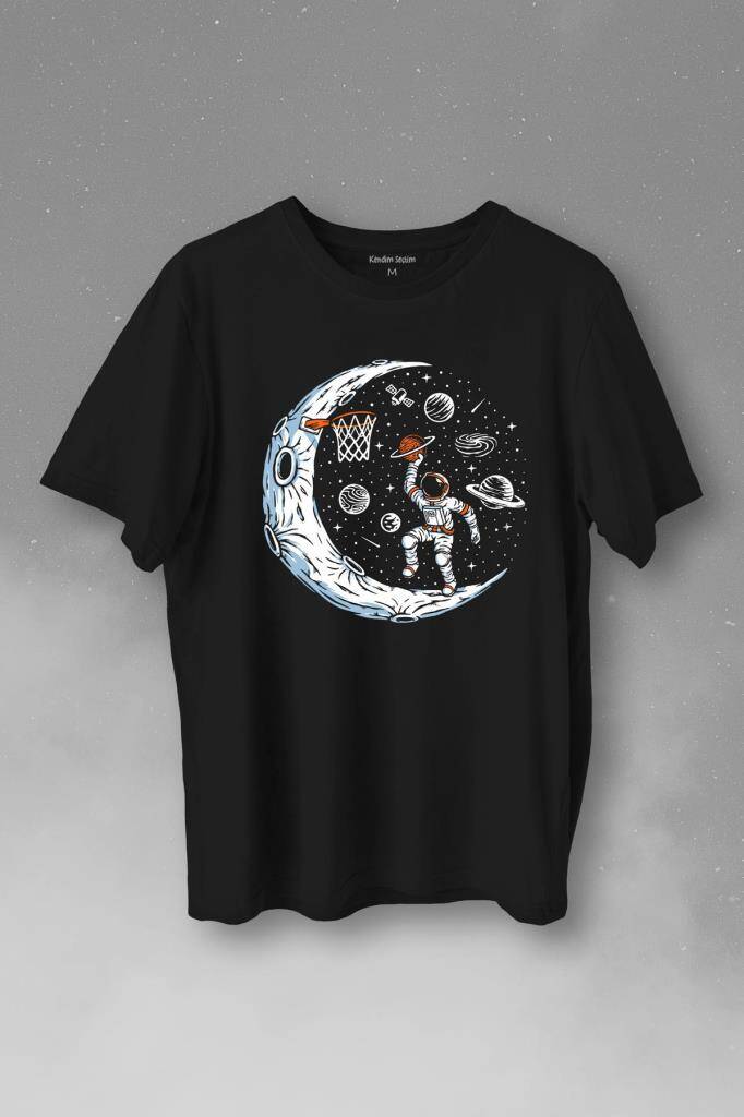 Uzayda Ayda Satürn Gezegeni Yanında Basketbol Oynayan Astronot Baskılı Tişört Unisex T-Shirt - 1