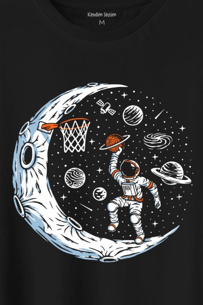 Uzayda Ayda Satürn Gezegeni Yanında Basketbol Oynayan Astronot Baskılı Tişört Unisex T-Shirt (1)