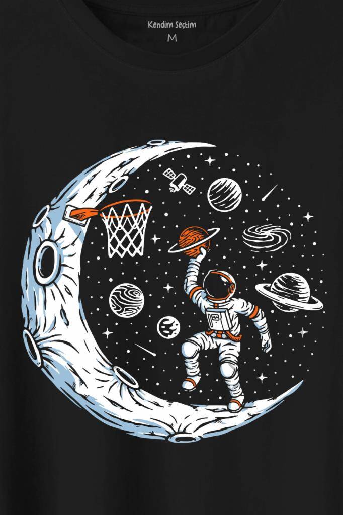 Uzayda Ayda Satürn Gezegeni Yanında Basketbol Oynayan Astronot Baskılı Tişört Unisex T-Shirt (1)