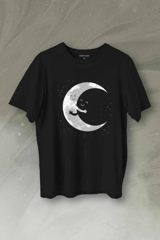 Uzayda Sarılan Ay Aşık Smile Cosmos Gülümsemesi Baskılı Tişört Unisex T-Shirt - 1