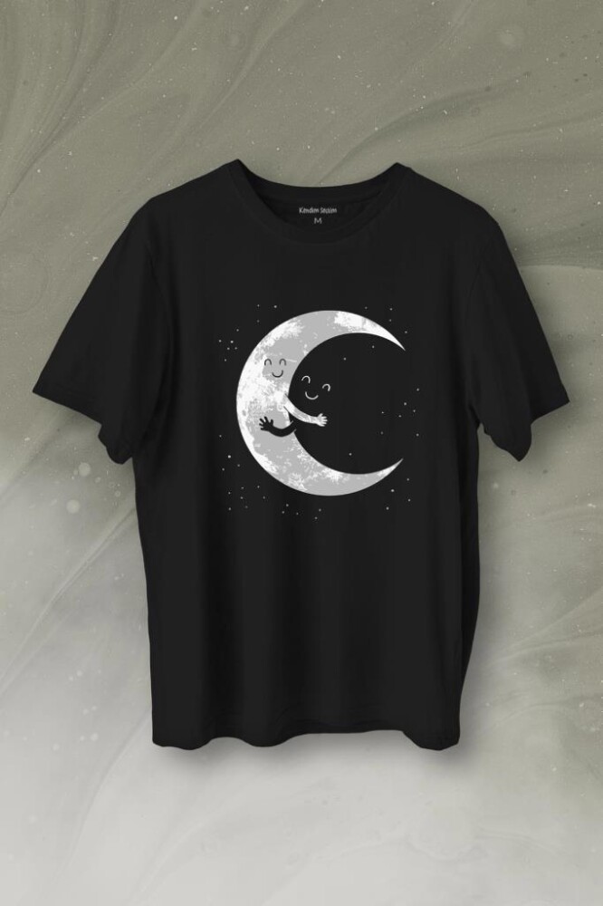 Uzayda Sarılan Ay Aşık Smile Cosmos Gülümsemesi Baskılı Tişört Unisex T-Shirt - 1