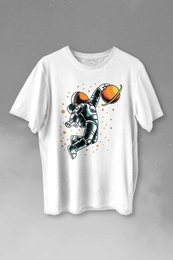 Uzayda Satürn Gezegeni Yanında Basketbol Oynayan Astronot Basketball Baskılı Tişört Unisex T-shirt - 1