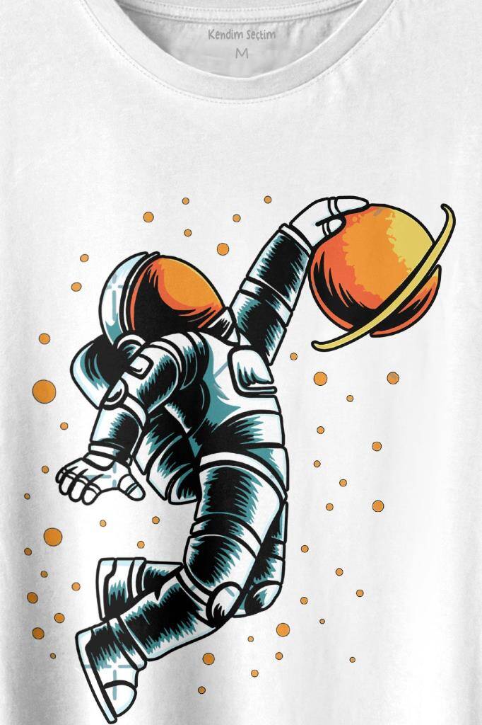 Uzayda Satürn Gezegeni Yanında Basketbol Oynayan Astronot Basketball Baskılı Tişört Unisex T-shirt (1)