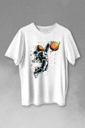 Uzayda Satürn Gezegeni Yanında Basketbol Oynayan Astronot Basketball Baskılı Tişört Unisex T-shirt - 1