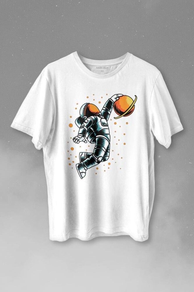 Uzayda Satürn Gezegeni Yanında Basketbol Oynayan Astronot Basketball Baskılı Tişört Unisex T-shirt - KENDİM SEÇTİM