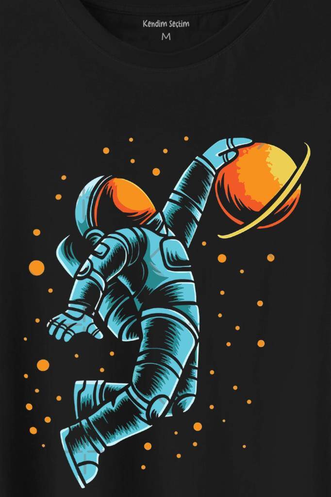 Uzayda Satürn Gezegeni Yanında Basketbol Oynayan Astronot Basketball Baskılı Tişört Unisex T-Shirt - 2