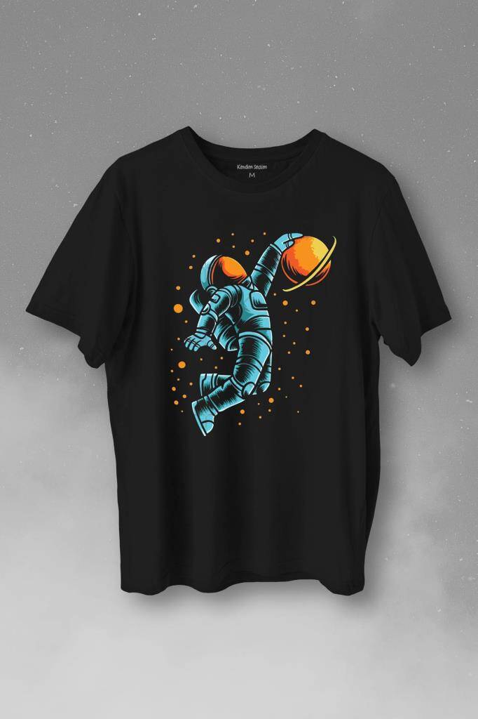 Uzayda Satürn Gezegeni Yanında Basketbol Oynayan Astronot Basketball Baskılı Tişört Unisex T-Shirt - 1