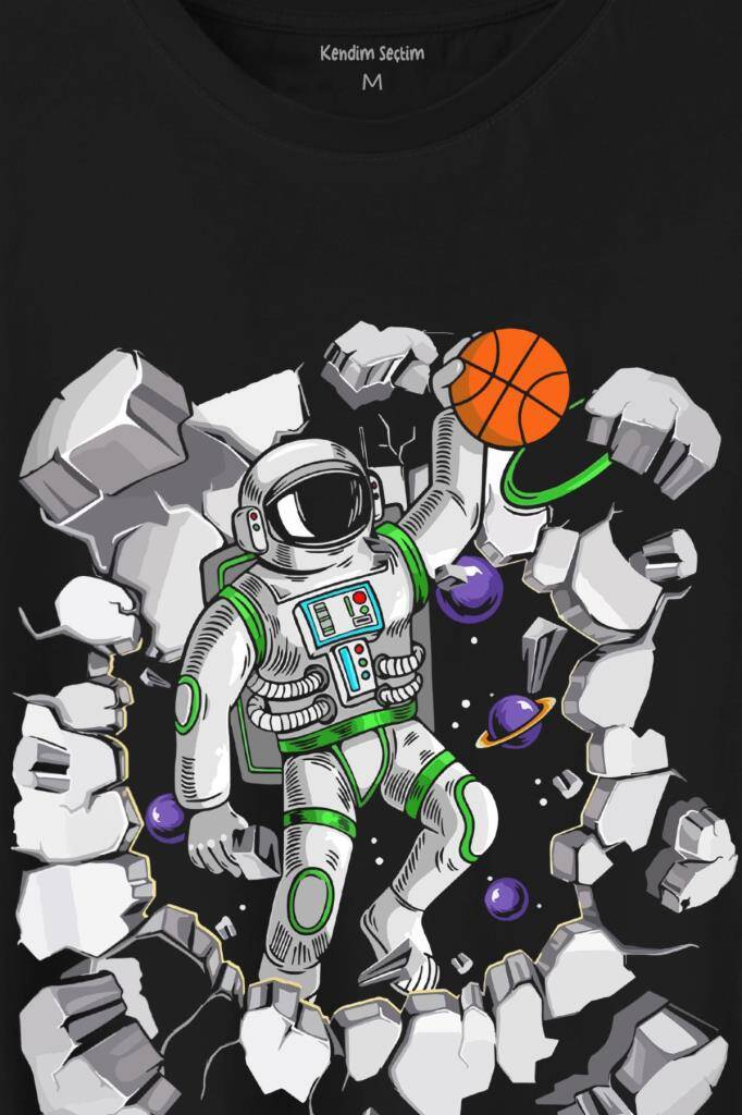 Uzayda Satürn Gezegeni Yanında Basketbol Oynayan Astronot Baskılı Tişört Unisex T-Shirt (1)