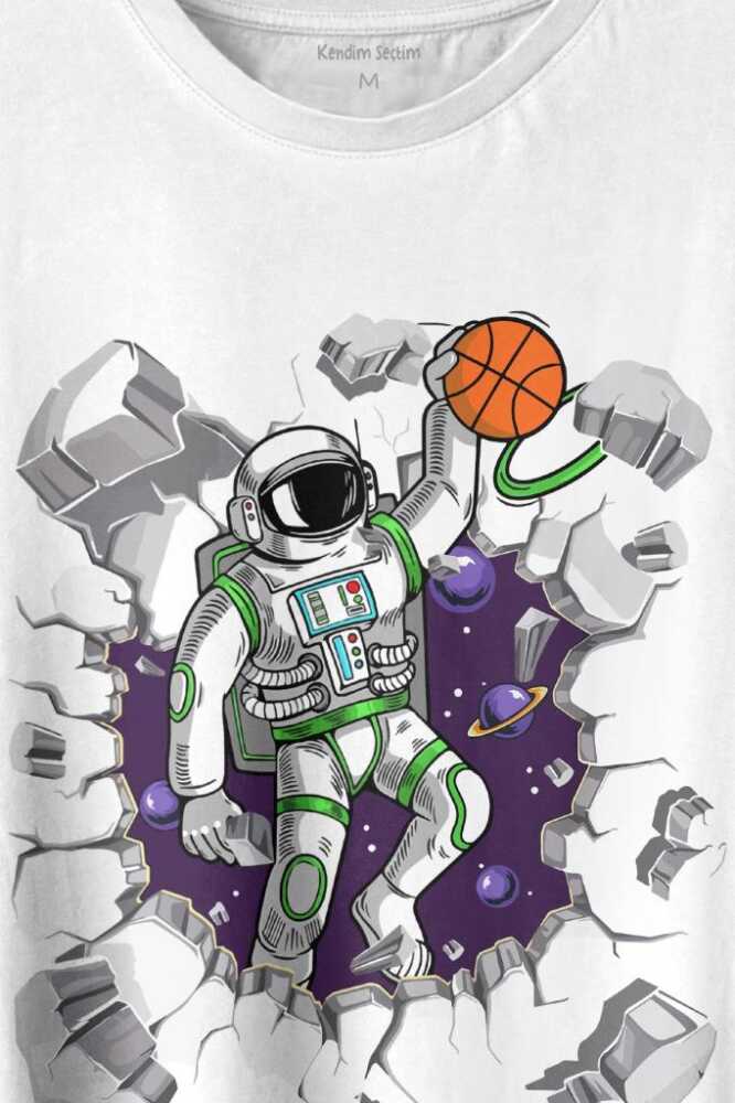 Uzayda Satürn Gezegeni Yanında Basketbol Oynayan Astronot Baskılı Tişört Unisex T-shirt - 2
