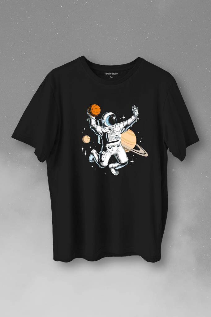 Uzayda Satürn Gezegeni Yanında Basketbol Oynayan Astronot Baskılı Tişört Unisex T-Shirt - 1