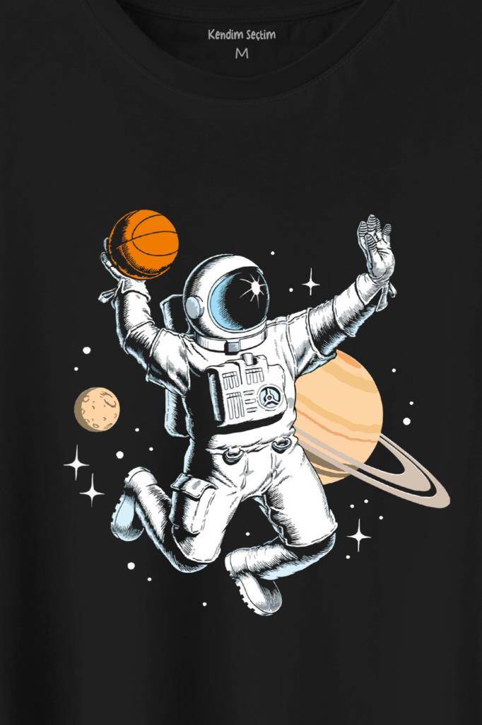 Uzayda Satürn Gezegeni Yanında Basketbol Oynayan Astronot Baskılı Tişört Unisex T-Shirt (1)