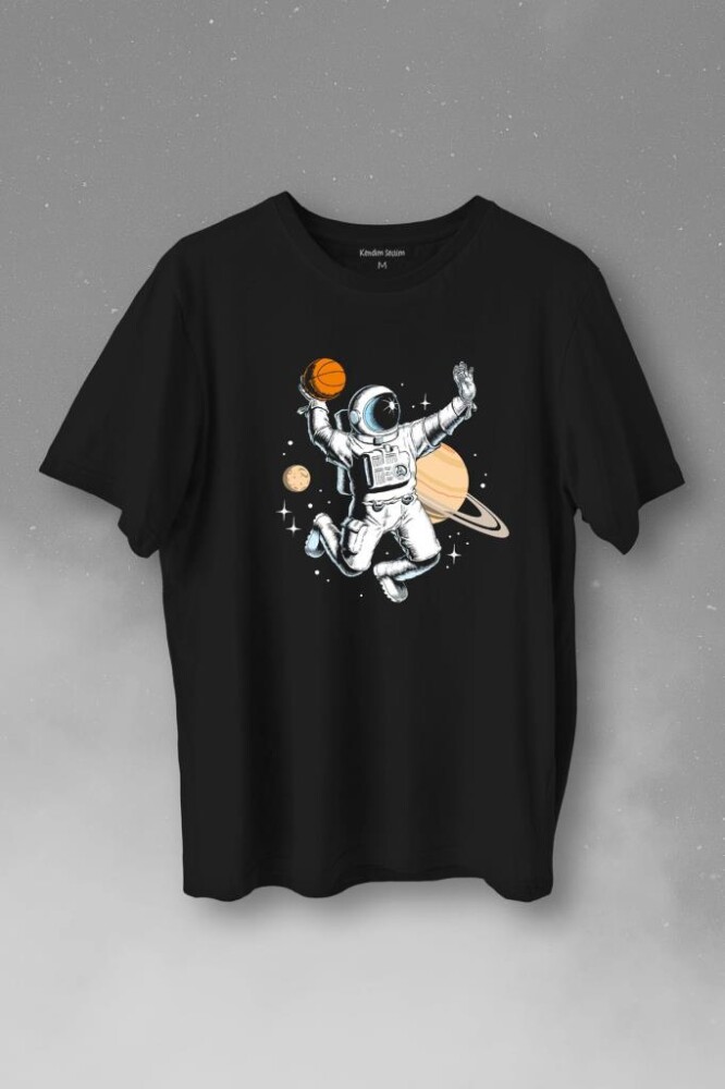 Uzayda Satürn Gezegeni Yanında Basketbol Oynayan Astronot Baskılı Tişört Unisex T-Shirt - 1