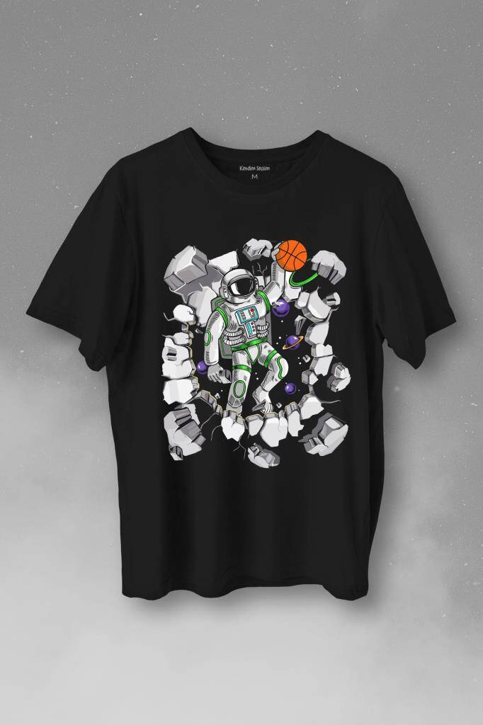 Uzayda Satürn Gezegeni Yanında Basketbol Oynayan Astronot Baskılı Tişört Unisex T-Shirt - 1