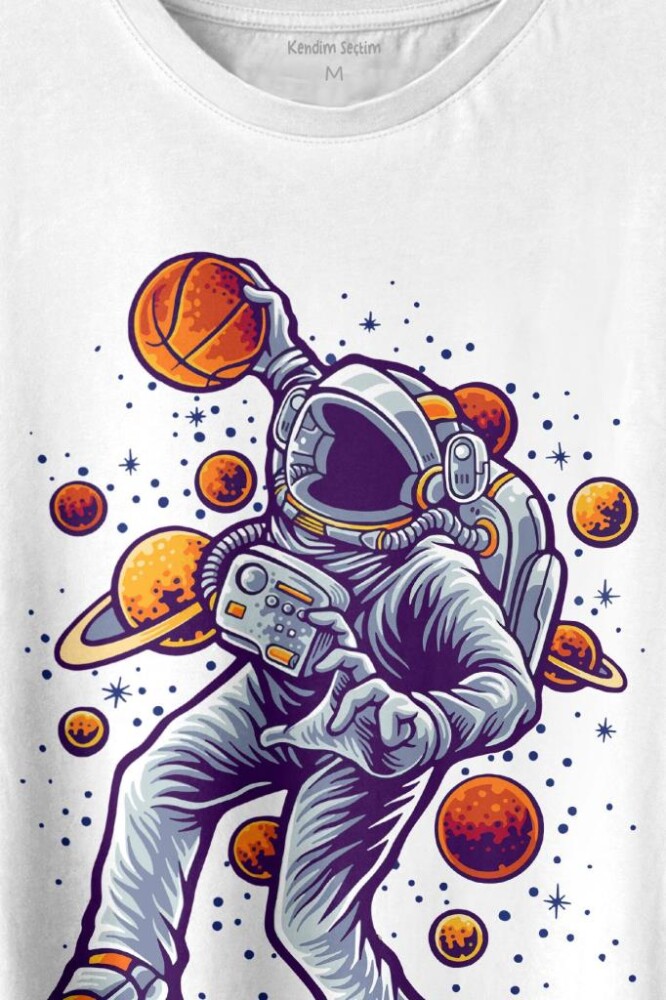 Uzayda Satürn Gezegeni Yanında Basketbol Oynayan Astronot Baskılı Tişört Unisex T-shirt (1)