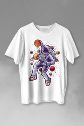 Uzayda Satürn Gezegeni Yanında Basketbol Oynayan Astronot Baskılı Tişört Unisex T-shirt - 1