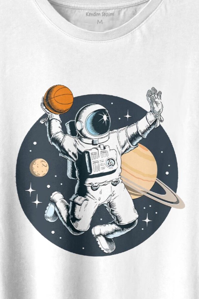 Uzayda Satürn Gezegeni Yanında Basketbol Oynayan Astronot Baskılı Tişört Unisex T-shirt (1)