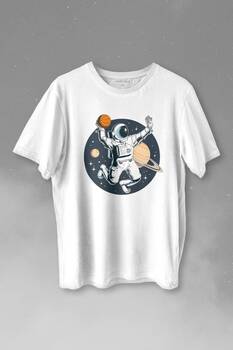 Uzayda Satürn Gezegeni Yanında Basketbol Oynayan Astronot Baskılı Tişört Unisex T-shirt - 1