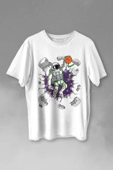 Uzayda Satürn Gezegeni Yanında Basketbol Oynayan Astronot Baskılı Tişört Unisex T-shirt - 1