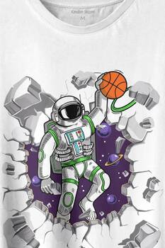 Uzayda Satürn Gezegeni Yanında Basketbol Oynayan Astronot Baskılı Tişört Unisex T-shirt - 2