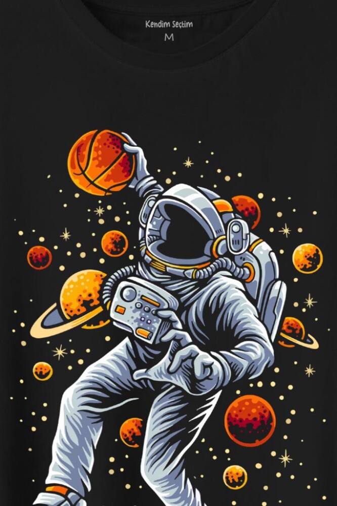 Uzayda Satürn Gezegeni Yanında Basketbol Oynayan Astronot Baskılı Tişört Unisex T-Shirt - 2